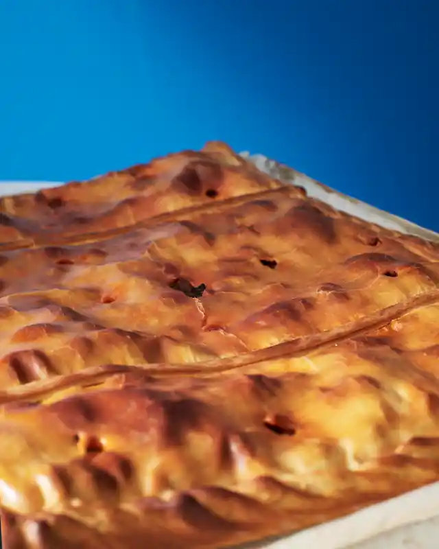 Empanada de Cecina y queso de cabra con cebolla caramelizada